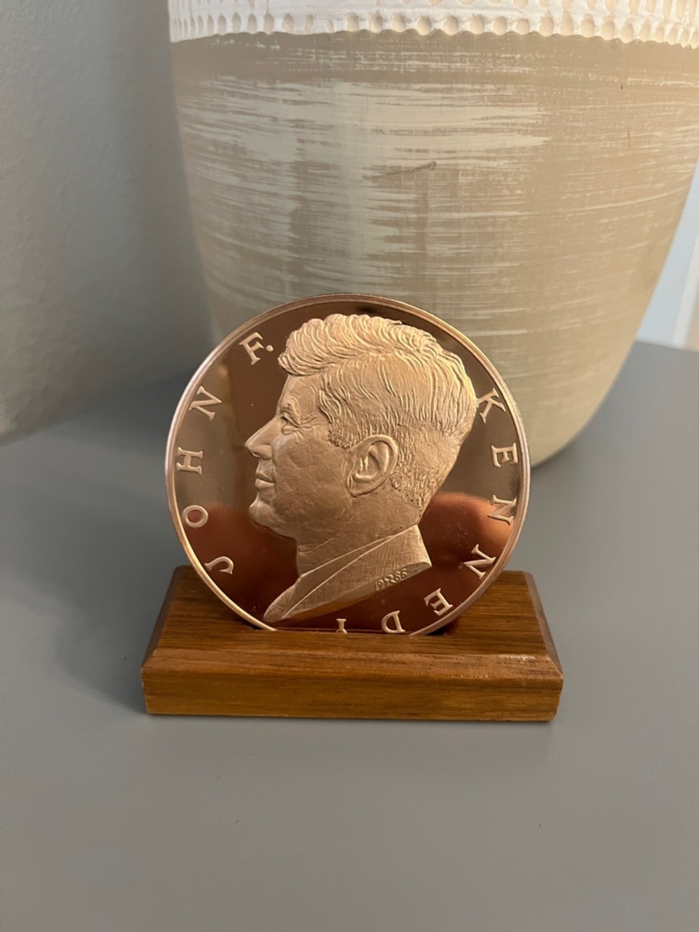 Vintage Franklin Mint John F Kennedy 25th Commemorative Coin Wooden Stand ‘86